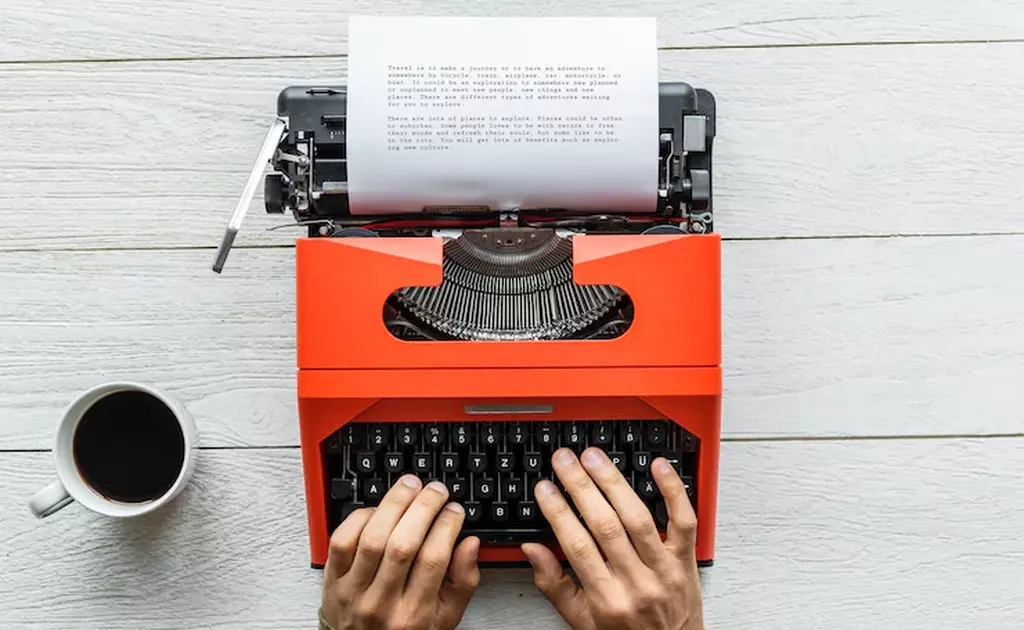 macchina da scrivere rossa